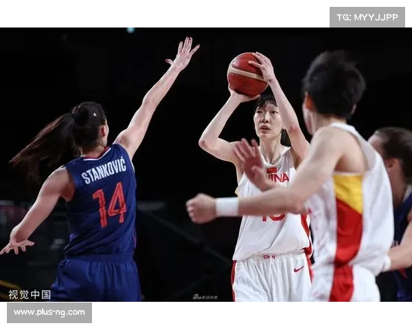 中国女篮热身赛迎战澳大利亚 李月汝韩旭双塔联手冲击对手篮筐