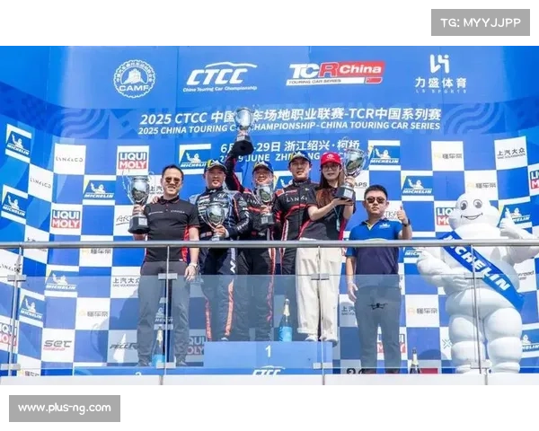 特写:CTCC鄂尔多斯站颁奖典礼冠军朱戴维披哈达捧杯庆胜利 特写:CTCC鄂尔多斯站颁奖典礼冠军朱戴维披哈达捧杯庆胜利